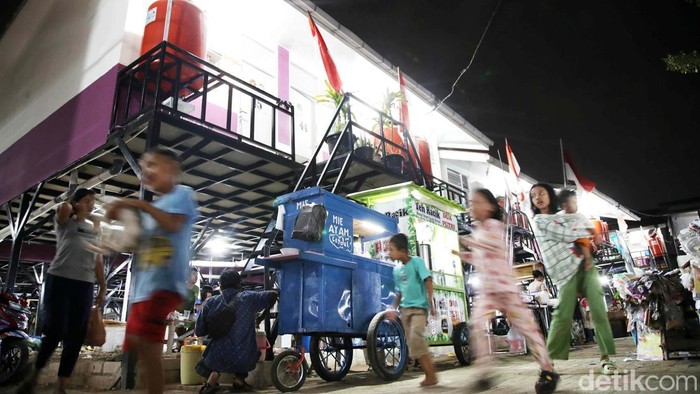 Rumah panggung dan rumah apung di Muara Angke, Jakarta Utara, menggunakan PLTS sebagai sumber listriknya. Energi bersih itu digunakan untuk banyak keperluan.
