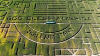 Pemandangan drone salah satu labirin jagung terbesar di dunia di Cool Patch Pumpkins, Dixon, California, AS, Kamis (24/10/2024).  