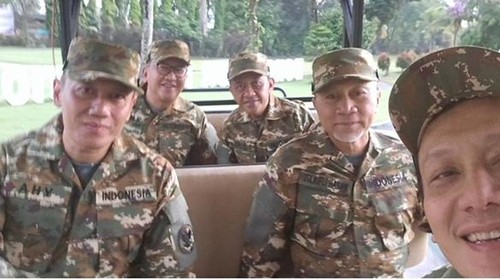 Menteri kabinet Merah Putih gunakan baju loreng jalani retreat