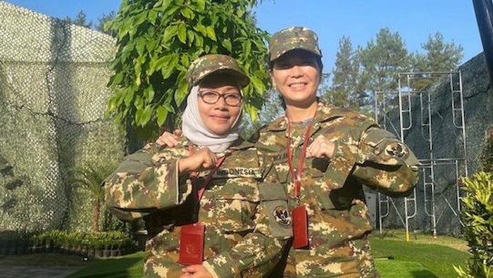 Menteri PPPA Arifatul dan Wamen Veronica Tan salam komando di retreat kabinet di Magelang.