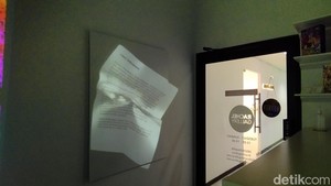 Seniman lulusan jurusan Seni Rupa ITB Bandung menggelar pameran tunggalnya yang bakal berlangsung sampai akhir bulan ini.