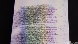 Nah, di karya seni Wall Text hingga Floor Text, ia terinspirasi oleh kutipan seniman pop-art Andy Warhol. Semua orang bisa terkenal dalam 15 menit.