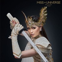 Sejak kostum nasional ini dirilis di media sosial, banyak netizen memberikan reaksinya. Sebagian besar memuji, sebagian lagi menyatakan ketidakpuasannya. Tak sedikit netizen yang menyebut kostum nasional Miss Universe Malaysia 2024 ini mirip kostum Power Rangers putih hingga Avengers. Ada juga netizen yang mengatakan desainnya kurang menunjukkan elemen Malaysia Foto: Dok. Instagram Miss Universe Malaysia