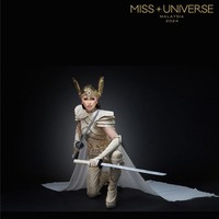 “Dengan bangga menampilkan ketangguhan dan kecantikan wanita Malaysia melalui kostum Putri Walinong Sari. Mari kita rayakan kekayaan warisan kita bersama-sama!” demikian akun Instagram Miss Universe Malaysia menuliskan keterangan dalam unggahannya. Foto: Dok. Instagram Miss Universe Malaysia