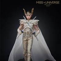 Bersama organisasi Miss Universe Malaysia, Sandra Lim memamerkan kostum nasionalnya pada Rabu (23/10/2024). Princess Walinong Sari demikian nama kostum yang dikenakan Sandra. Foto: Dok. Instagram Miss Universe Malaysia