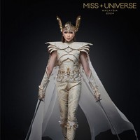 Desainer Ezuwan Ismail mengatakan dalam membuat kostum nasional untuk Miss Universe Malaysia 2024 tersebut, dia menggunakan kain lokal seperti songket dan sulam tebuk. Sandra juga melengkapi penampilannya dengan hiasan kepala tradisional serta pedang, yang melambangkan kekuatan dan keanggunan sang putri legendaris. Foto: Dok. Instagram Miss Universe Malaysia