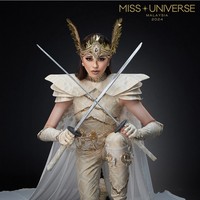Putri Walinong Sari yang menjadi tema kostum nasional Miss Universe Malaysia 2024 Sandra Lim ini merupakan orang pejuang dari cerita rakyat Melayu Pahang yang dikenal karena keanggunan dan keterampilan bela dirinya. Kostum Sandra ini dibuat oleh desainer Malaysia, Ezuwan Ismail. Foto: Dok. Instagram Miss Universe Malaysia
