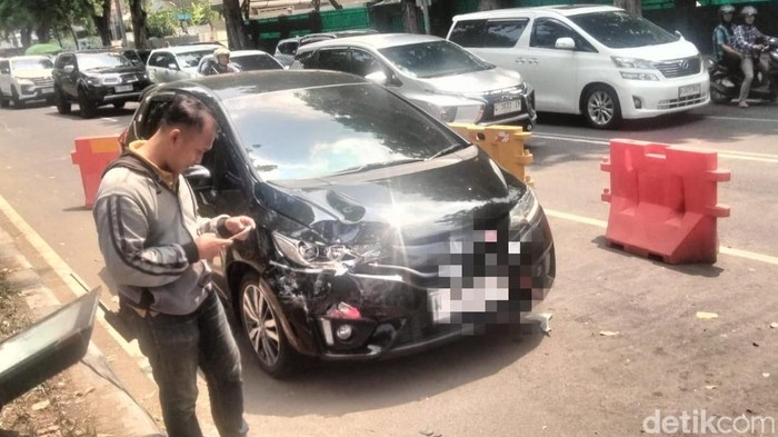mobil korban kecelakaan saat pelaku pencurian disergap di taman bungkul