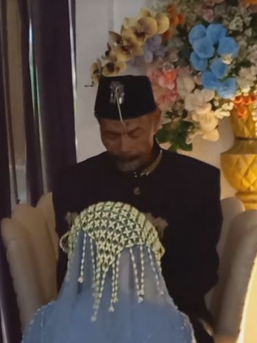 Momen sungkeman jadi mendadak ambyar karena kembang goyang menyangkut di peci. Momen sungkeman jadi mendadak ambyar karena kembang goyang menyangkut di peci.