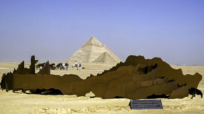 The art installation Desert Waves by artist Jean Boghossian is pictured during the fourth edition of the Forever is Now art exhibition by Art díEgypte at the Giza pyramids necropolis on October 24, 2024. (Photo by Khaled DESOUKI / AFP) / RESTRICTED TO EDITORIAL USE - MANDATORY MENTION OF THE ARTIST UPON PUBLICATION - TO ILLUSTRATE THE EVENT AS SPECIFIED IN THE CAPTION
