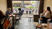 Gerai kuliner di Pasar Cihapit ada mulai dari dekat pintu masuknya. Terdapat bakery kekinian bernama Drunk Baker yang menawarkan kreasi roti panggang dari Hokkaido, Jepang. Foto: detikcom/Riska Fitria