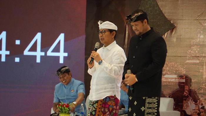 Paslon nomor urut 1, I Wayan Adi Arnawa dan Ida Bagus Alit Sucipta (Adi-Cipta), dalam debat perdana Pilbup Badung 2024 di The Trans Resort Bali, Jumat (25/10/2024). (Agus Eka/detikBali)