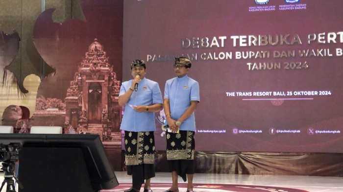 Paslon nomor urut 1, I Wayan Suyasa dan I Putu Alit Yandinata (Suyadinata) dalam debat perdana Pilbup Badung 2024 di The Trans Resort Bali, Badung, Jumat (25/10/2024). (Ida Bagus Putu Mahendra/detikBali)