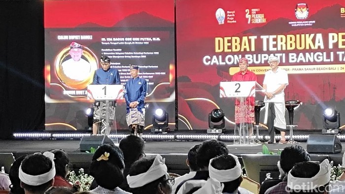 Paslon nomor urut 1 Raden Cahyo-Winuntara dan Paslon nomor 2 Sedana Arta-Diar saat debat Pilbup Bangli 2024, Kamis malam (24/10/2024). (Agus Eka)