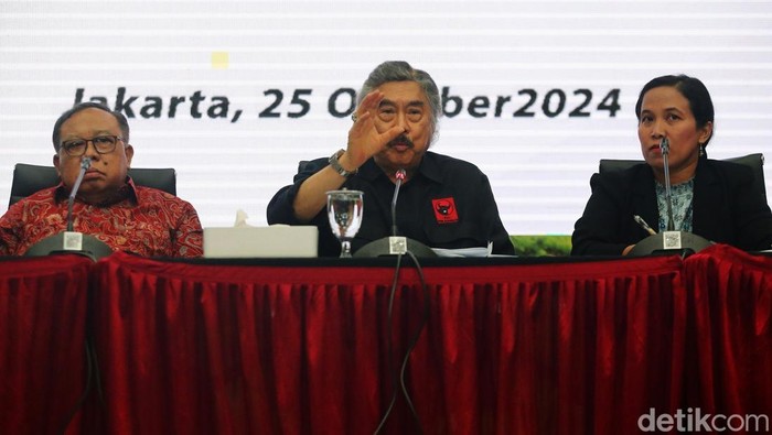 PDIP Hormati PTUN Tak Terima Gugatan Terkait Pilpres PDIP menghormati putusan PTUN DKI Jakarta yang tak menerima gugatan mereka terkait penetapan Pilpres 2024. Hal itu disampaikan kuasa hukum PDIP Gayus Lumbuun di DPP PDIP, Jakarta, Jumat (25/10/2024).