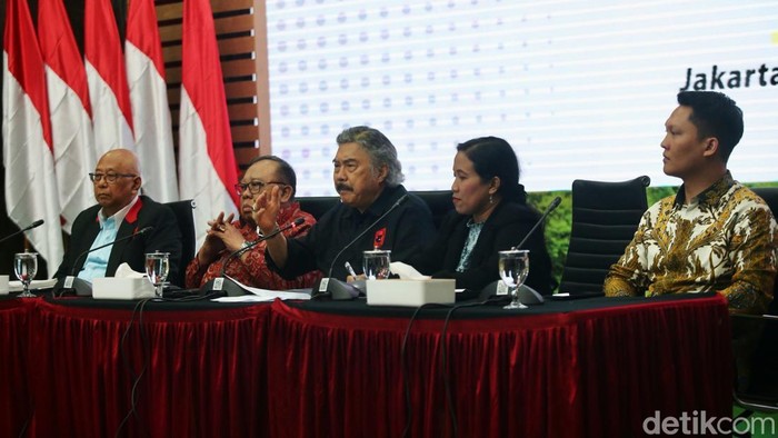 PDIP Hormati PTUN Tak Terima Gugatan Terkait Pilpres PDIP menghormati putusan PTUN DKI Jakarta yang tak menerima gugatan mereka terkait penetapan Pilpres 2024. Hal itu disampaikan kuasa hukum PDIP Gayus Lumbuun di DPP PDIP, Jakarta, Jumat (25/10/2024).