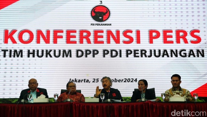 PDIP Hormati PTUN Tak Terima Gugatan Terkait Pilpres PDIP menghormati putusan PTUN DKI Jakarta yang tak menerima gugatan mereka terkait penetapan Pilpres 2024. Hal itu disampaikan kuasa hukum PDIP Gayus Lumbuun di DPP PDIP, Jakarta, Jumat (25/10/2024).