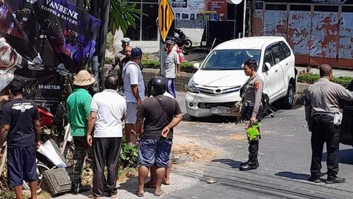 Polisi menggelar olah tempat kejadian perkara, dengan posisi mobil masih di tempatnya sedangkan korban sudah dilarikan ke rumah sakit, Jumat (25/10/2024). (foto : dok Polres Klungkung).