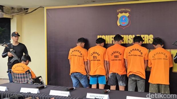 Pelaku bentrokan di Deli Serdang saat ditampilkan di Polrestabes Medan
