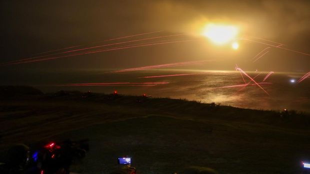 Peluru tajam dan suar ditembakkan selama latihan malam hari di Kepulauan Penghu, Taiwan, 24 Oktober 2024. (Taiwan Military News Agency/Handout via REUTERS)