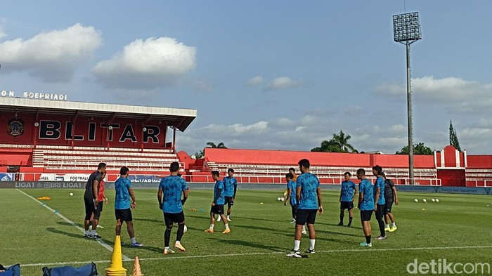 Pemain Arema FC saat berlatih di Stadion Soepriadi Blitar jelang menghadapi Persija