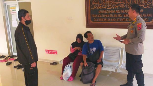 Kapolsek Gamping AKP Sandro Dwi Rahadian saat menjenguk korban pembacokan Balecatur Gamping di RS PKU Muhammadiyah Gamping, Jumat (25/10/2024).
