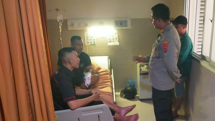 Kapolsek Gamping AKP Sandro Dwi Rahadian saat menjenguk korban pembacokan Balecatur Gamping di RS PKU Muhammadiyah Gamping, Jumat (25/10/2024).