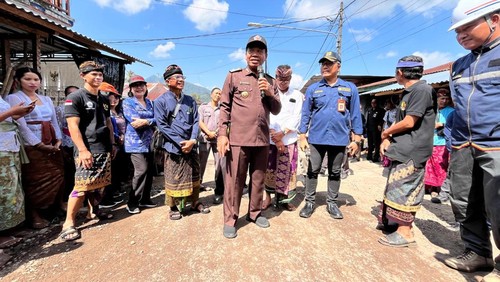Pemerintah Kabupaten (Pemkab) Buleleng melakukan perbaikan jalan di Banjar Dinas Kelandis, Desa Pakisan-Banjar Tegehe, Desa Tambakan, Kamis (24/10/2024). (Pemkab Buleleng)