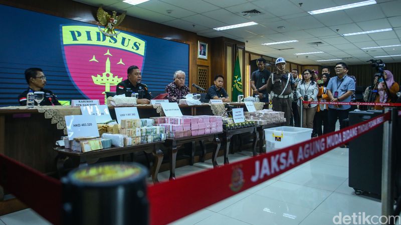 Kapuspenkum Kejagung Harli Siregar dan Direktur Penyidikan Jaksa Agung Muda bidang Tindak Pidana Khusus Kejagung Abdul Qohar saat memberikan keterangan pers di Gedung Kejagung, Jakarta Selatan, Jumat (25/10/2024).