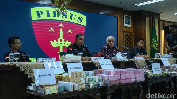Penampakan Uang Hampir Rp 1 T Barbuk Suap Selama 10 Tahun