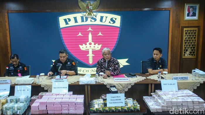 Kapuspenkum Kejagung Harli Siregar dan Direktur Penyidikan Jaksa Agung Muda bidang Tindak Pidana Khusus Kejagung Abdul Qohar saat memberikan keterangan pers di Gedung Kejagung, Jakarta Selatan, Jumat (25/10/2024).