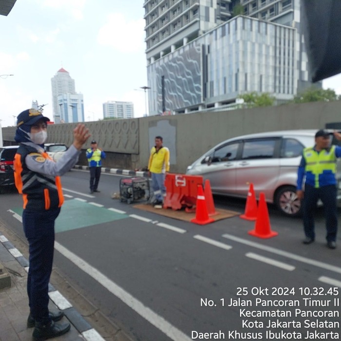 Penanganan hilangnya besi penutup gorong-gorong di Flyover Pancoran arah Semanggi, Jaksel. (Dinas Bina Marga DKI)