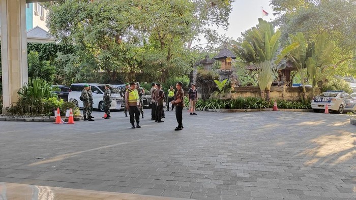Penjagaan ketat debat pertama Pilbup Badung 2024 di Hotel Trans Resort, Kuta Utara, sudah mulai dilakukan sejak Jumat (25/10/2024) siang. (Agus Eka/detikBali)