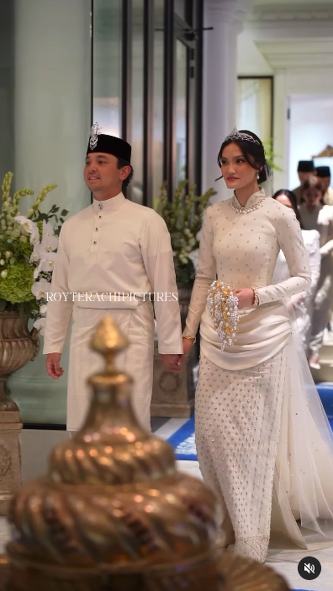Busana dengan aksen draperi itu tampak elegan sekaligus mewah bertabur manik-manik gemerlapan dan aksen ekor yang menjuntai. Foto: Instagram