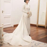 Sejak awal prosesi, wanita 29 tahun tersebut sudah mengenakan busana rancangan desainer lokal untuk hari bahagia. Untuk akad, Tengku Natasya terlihat menawan dengan gaun maksi putih dari Hian Tjen.  Foto: Instagram @mozawahyu