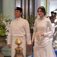 Busana dengan aksen draperi itu tampak elegan sekaligus mewah bertabur manik-manik gemerlapan dan aksen ekor yang menjuntai. Foto: Instagram