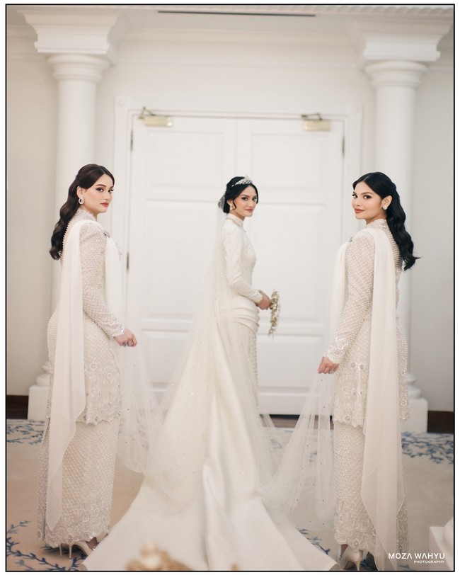 Setelah akad nikah dilakukan, wanita berjulukan Yang Mulia Tengku Natasya Adnan tersebut ditemani oleh adiknya untuk bertemu dengan sang suami. Foto: Instagram @mozawahyu