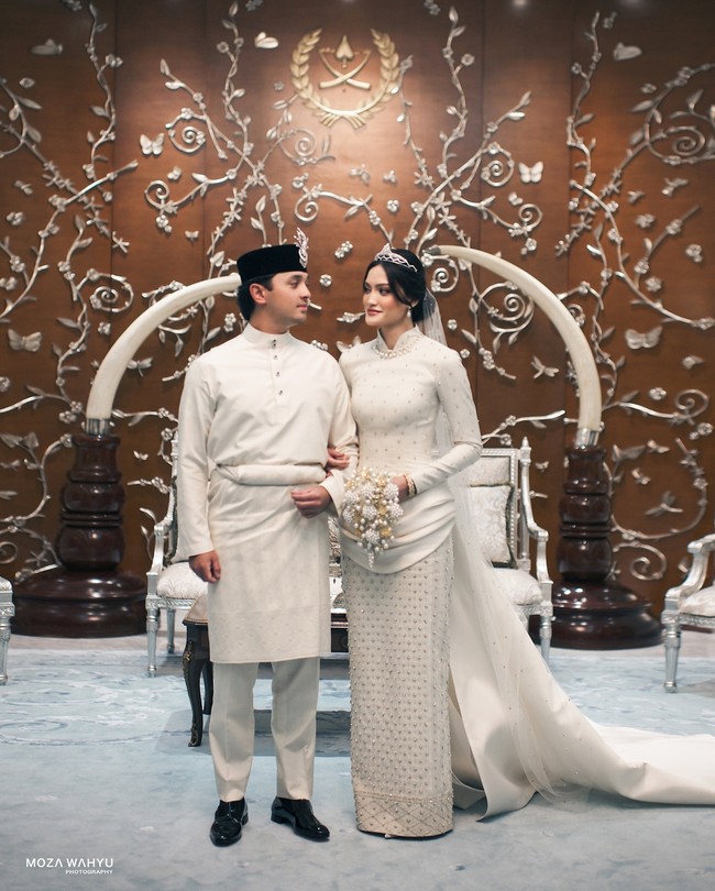 Rangkaian pernikahan Tengku Natasha dan Tengku Muhammad Iskandar diketahui bakal digelar selama tiga hari. Dikatakan jika perayaan tersebut bakal disiarkan di alun-alun kota. Calon suami Natasha sendiri merupakan pewaris tahta kedua dalam Kesultanan Pahang. Foto: Instagram @mozawahyu