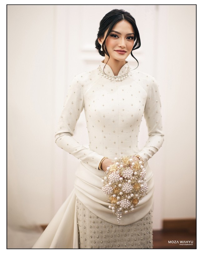 Setelah menjalani pengajian, siraman hingga midodareni, Natasya melangsungkan majelis akad nikah dengan Yang Amat Mulia Tengku Muhammad Iskandar Riayatuddin Shah kemarin. Berdasarkan foto yang beredar, pernikahan digelar di Istana Abdulasiz, Kuantan. Foto: Instagram @mozawahyu