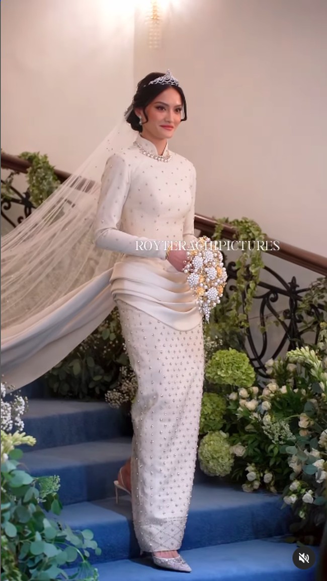 Nama Tengku Natasya Adnan diperbincangkan setelah terungkap telah melangsungkan serangkaian prosesi jelang pernikahan dengan anggota kerajaan Negeri Jiran. Natasya sendiri merupakan putri dari Enny Beatrice Ferlat Kusumo Anggraini, aktris film di era 80an. Sedangkan ayahnya adalah politisi Malaysia yang pernah menjabat sebagai anggota dewan dan menteri. Foto: Instagram