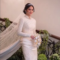 Nama Tengku Natasya Adnan diperbincangkan setelah terungkap telah melangsungkan serangkaian prosesi jelang pernikahan dengan anggota kerajaan Negeri Jiran. Natasya sendiri merupakan putri dari Enny Beatrice Ferlat Kusumo Anggraini, aktris film di era 80an. Sedangkan ayahnya adalah politisi Malaysia yang pernah menjabat sebagai anggota dewan dan menteri. Foto: Instagram