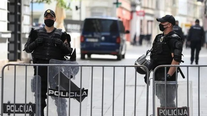 Police officers stand by a barrier in Sarajevo, Bosnia and Herzegovina. (File photo: Reuters)
