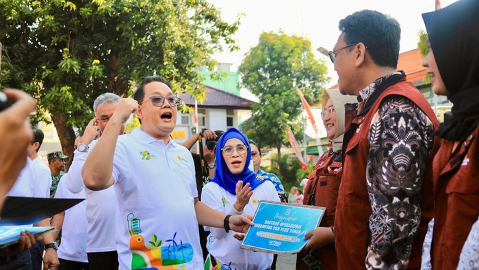 PJ Gubernur Jatim Adhy Karyono saat menyerahkan Program Keluarga Harapan (PKH) Plus Tahun 2024 di Kantor Kecamatan Tambaksari Surabaya.