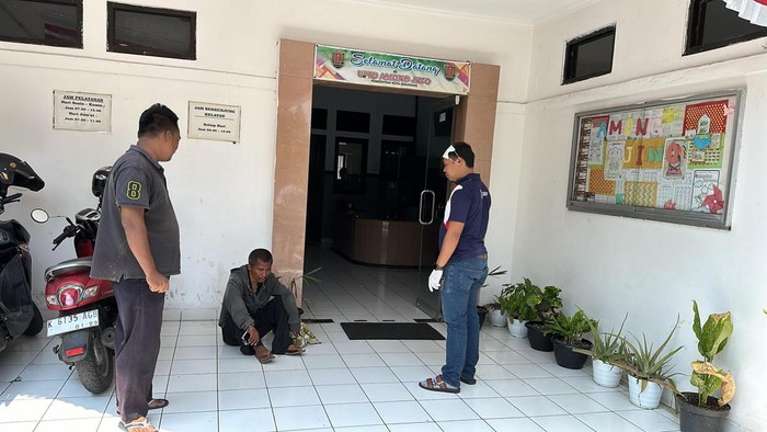 Polisi mengamankan ODGJ yang meresahkan di Ngaliyan. Semarang, Jumat (25/10/2024).