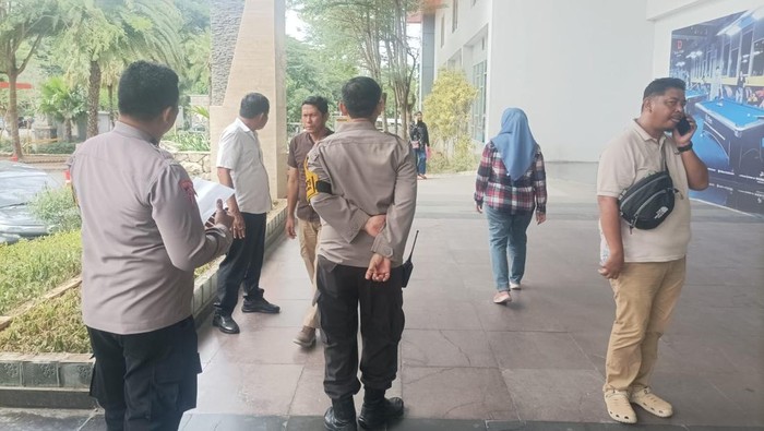 Polisi mengecek pengamanan sehari sebelum pelaksanaan debat Pilwalkot Makassar di Hotel Dalton, Makassar, Jumat (25/10/2024).