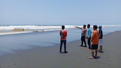 Polisi saat melakukan olah TKP lokasi tenggelamnya banana boat yang dinaiki auditor KPK dan KKP di Jembrana, Bali, Jumat (25/10/2024).