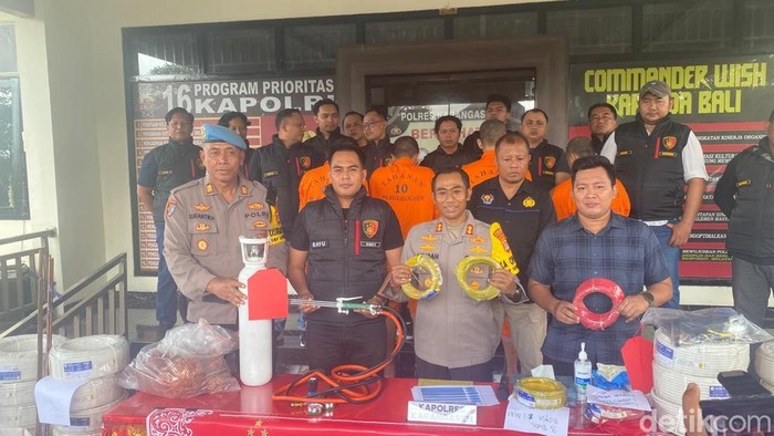 Polres Karangasem saat melakukan press release terkait kasus pencurian toko elektronik, Jumat (25/10/2024). (I Wayan Selamat Juniasa)