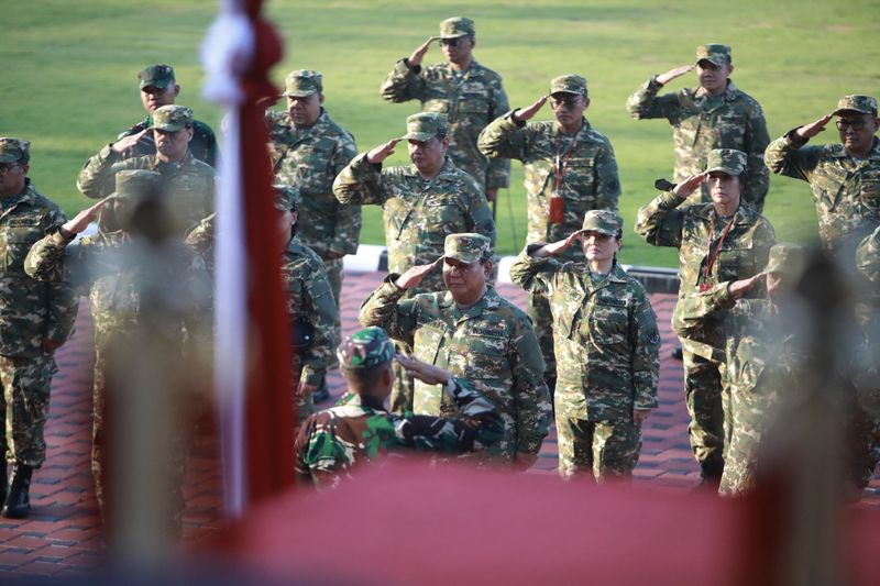 Presiden Indonesia Prabowo Subianto menghadiri sesi pemanasan selama retreat dengan menteri kabinet yang baru dilantik di Akademi Militer di Magelang, Jumat (25/10/2024).