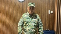 Kemudian, Menteri Koperasi Budi Arie Setiadi juga membagikan foto dia menggunakan seragam Komcad di sebuah ruangan. Seragam Komcad yang dipakai Anggota Kabinet Merah Putih lengkap dengan topi, kemudian sepatu hitam seperti sepatu PDL. 