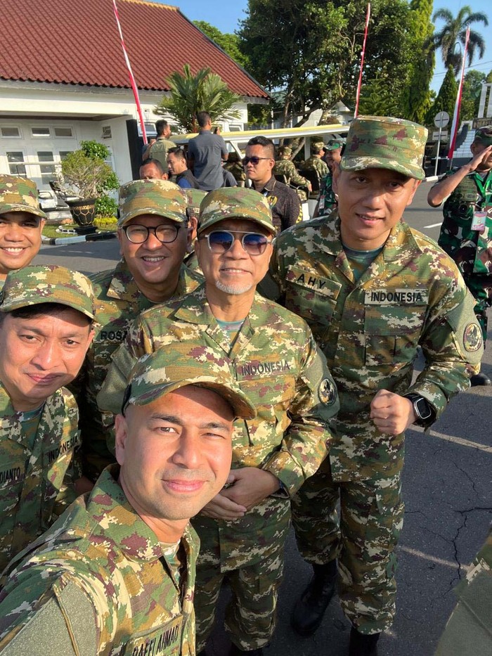 Anggota Kabinet Merah Putih sedang mengikuti retreat di Akademi Militer (Akmil), Magelang, Jawa Tengah. Begini potret Zulhas, AHY hingga Raffi Ahmad berbaju loreng.